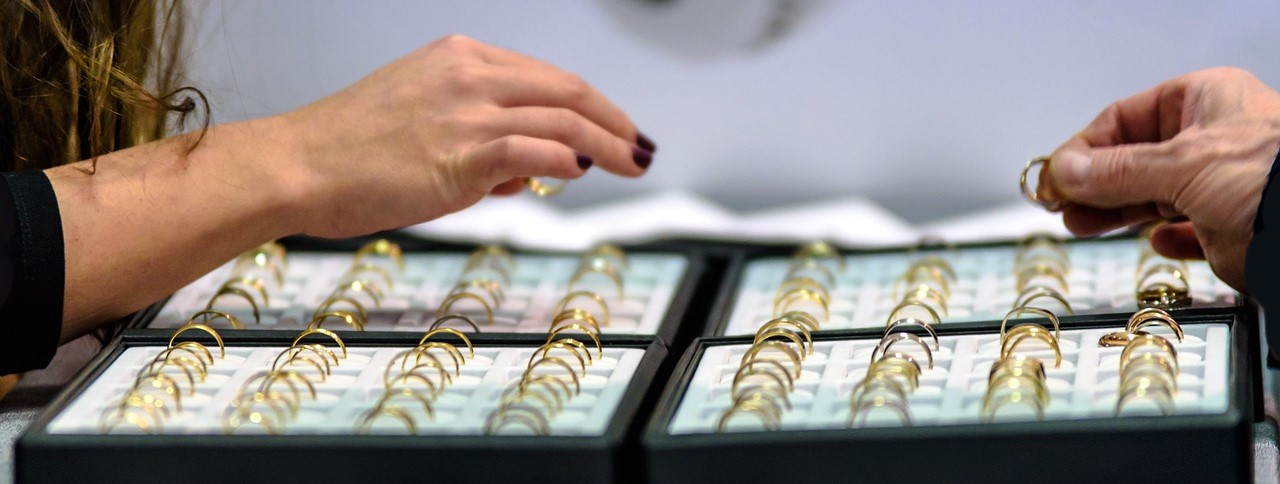 Woman shopping at a jewelry store with bad credit financing.